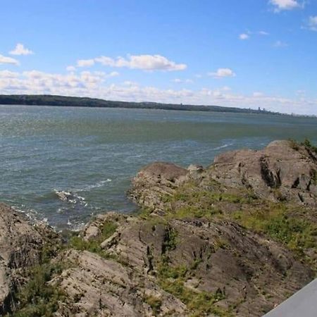 St-Pierre-de-l'Île-d'Orléans Om Chalet 2 Avec Spa Et Foyer Borde Du Fleuve מראה חיצוני תמונה