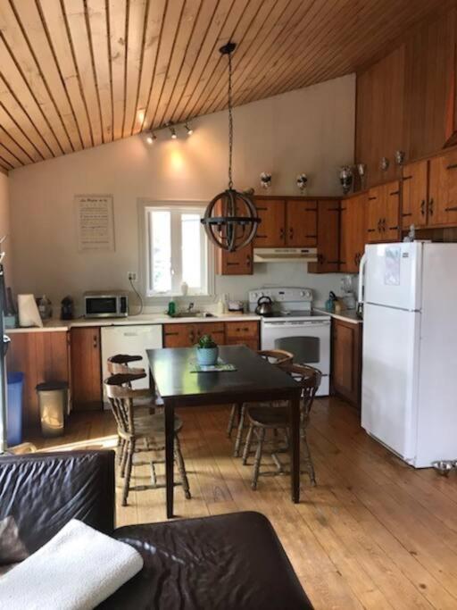St-Pierre-de-l'Île-d'Orléans Om Chalet 2 Avec Spa Et Foyer Borde Du Fleuve מראה חיצוני תמונה