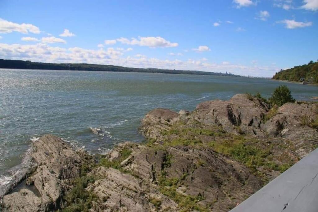 St-Pierre-de-l'Île-d'Orléans Om Chalet 2 Avec Spa Et Foyer Borde Du Fleuve מראה חיצוני תמונה