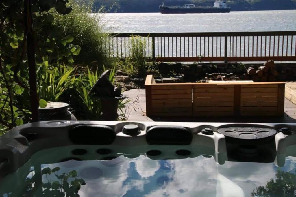 St-Pierre-de-l'Île-d'Orléans Om Chalet 2 Avec Spa Et Foyer Borde Du Fleuve מראה חיצוני תמונה