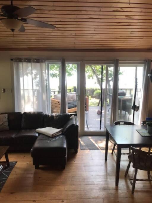 St-Pierre-de-l'Île-d'Orléans Om Chalet 2 Avec Spa Et Foyer Borde Du Fleuve מראה חיצוני תמונה