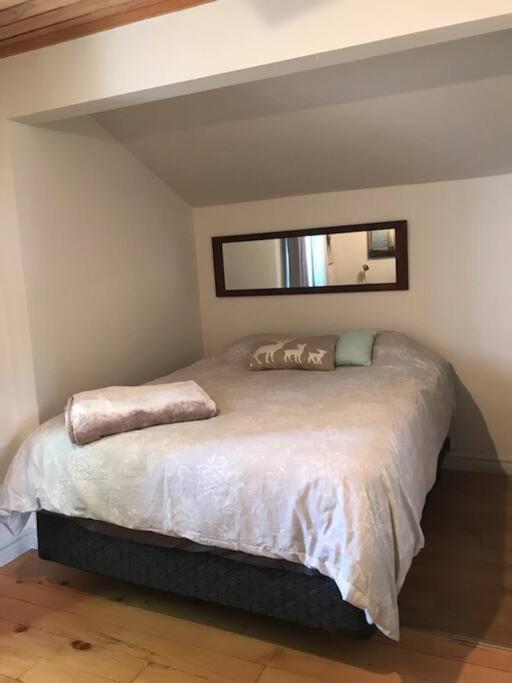 St-Pierre-de-l'Île-d'Orléans Om Chalet 2 Avec Spa Et Foyer Borde Du Fleuve מראה חיצוני תמונה