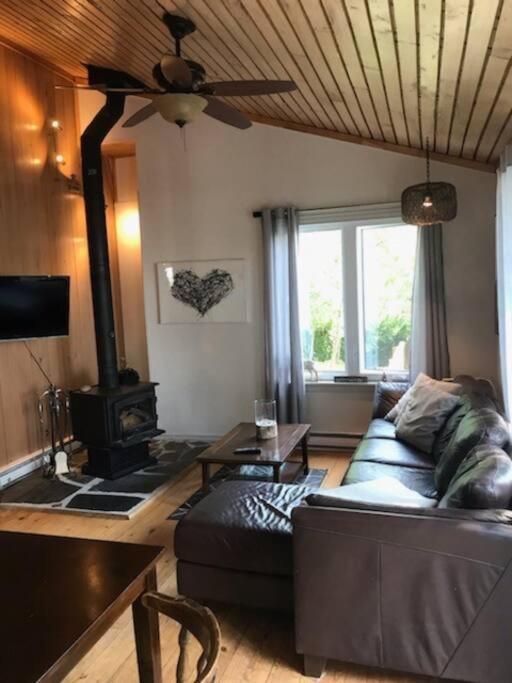 St-Pierre-de-l'Île-d'Orléans Om Chalet 2 Avec Spa Et Foyer Borde Du Fleuve מראה חיצוני תמונה